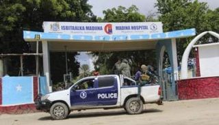 سيارة شرطة إثر هجوم سابق لحركة الشباب في مقديشو- الفرنسية