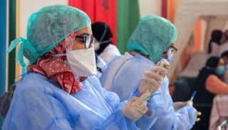 ممرضة مغربية تستعد لإعطاء جرعة من لقاح كورونا - أرشيفية