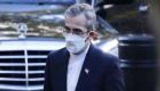 عودة مفاجئة.. كبير مفاوضي إيران يغادر فيينا