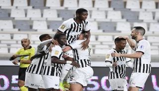 الجزيرة ضد الوحدة في الدوري الإماراتي