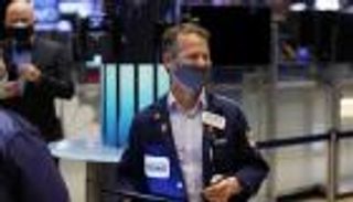  وول ستريت تطوي صفحة 2021 بمكاسب ضخمة