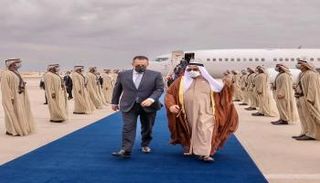 وزير الدولة الإماراتي خليفة شاهين المرر يستقبل رئيس الوزراء اليمني معين عبدالملك 