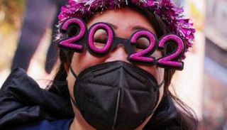 أمريكية تستعد للاحتفال برأس السنة في ميدان تايمز سكوير 