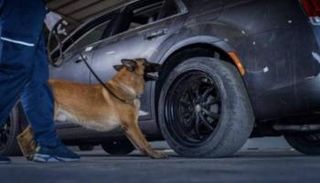 ضبط أقراص الكبتاجون داخل إطارات معدنية لسيارة