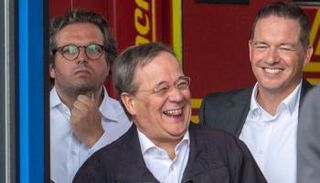 لاشيت ضاحكا خلال تفقد أضرار الفيضانات