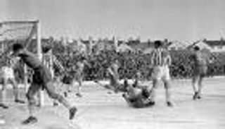 نوادر كروية.. تأجيل مباراة 15 مرة بسبب الثلوج