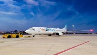  إحدى طائرات فلاي دبي أثناء عملية شحن البضائع 