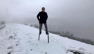 عبدالرحمن يسير وسط الثلوج بركائزه