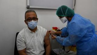 العاهل المغربي كان أول من يتلقى اللقاح في البلاد