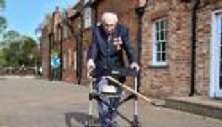 كورونا يعاقب أشهر معمّر بريطاني.. جمع 45 مليون دولار لمحاربة الفيروس