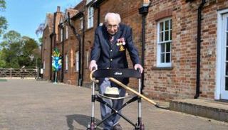 المسن البريطاني توم مور