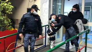 الطفل دافيدي أثناء استقبال الشرطة له خارج المستشفى