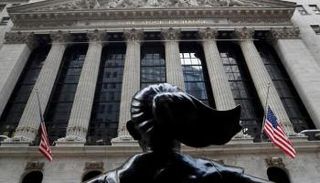 تمثال الفتاة الشجاعة خارج بورصة نيويورك