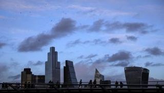 جسر الألفية بالقرب من ناطحات السحاب بالحي المالي في لندن