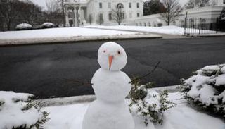 الثلوج تغطي كافة أرجاء البيت الأبيض في واشنطن