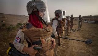 صورة لفريق إزالة الألغام في العراق