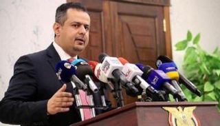 جانب من المؤتمر الصحفي لرئيس الحكومة اليمنية بعدن