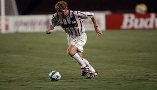 أثناء تنفيذ ركلة جزاء على الطريقة الأمريكية