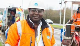 الأمير الأفريقي المهندس أكيم أدينوجا في موقع عمله بإنجلترا