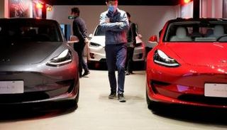 سيارات تسلا في معرض بشنغهاي - رويترز