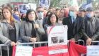 "الإخوان يبيعون تونس".. عبر مكبرات الصوت