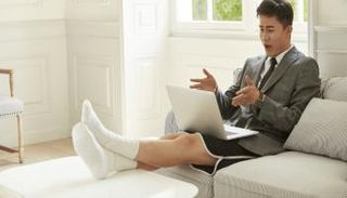 دراسات تؤكد أن اختيار الملابس قد يؤثر على إنتاجية العمل من المنزل