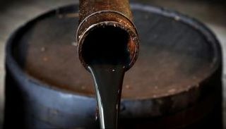 مخزونات الخام الأمريكية تتراجع قليلا والأسعار تفقد بعض مكاسبها