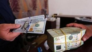 موظف بأحد الصرافات في ليبيا - أرشيفية