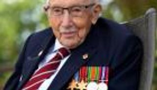 وفاة "الكابتن توم" رمز الكفاح البريطاني ضد كورونا