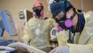 كورونا حول العالم.. تحذير من طفرات فيروسية وتراجع قياسي بالصين