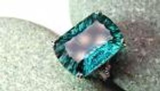 الأحجار الخضراء تزين مجوهرات 2021.. حب غير مشروط