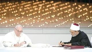 شيخ الأزهر والبابا فرنسيس خلال توقيع وثيقة الأخوة الإنسانية في أبوظبي