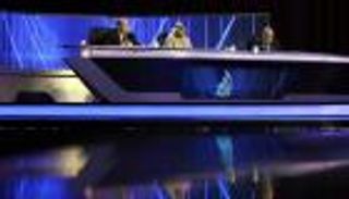 بالصور.. أمير الشعراء يبث الأمل من أبوظبي في أولى حلقاته المباشرة