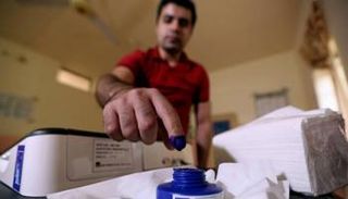 ناخب يدلي بصوته في انتخابات عراقية سابقة