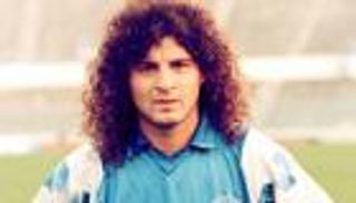 اللاجئ هاتزيباناجيس.. يوناني مغمور صارع مهارات مارادونا