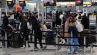 بريطانيا تفرض حجرا صحيا على العائدين من 33 دولة