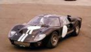 من المضمار إلى إشارات المرور.. سيارات سباقات في الشوارع العامة 