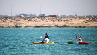 شاطئ القرم وجهة مميزة في أم القيوين