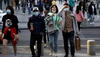 صينيون يرتدون كمامات للوقاية من كورونا