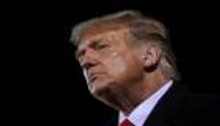 "بيدي لا بيد الفنانين".. ترامب يستبق طرده باستقالة