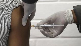 شخص يتلقى جرعة من لقاح كورونا