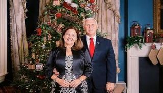 بنس مع زوجته في مقر إقامة نائب الرئيس في واشنطن - أرشيفية