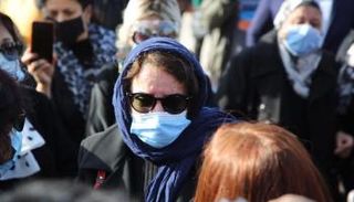 رجاء عزت العلايلي في جنازة والدها