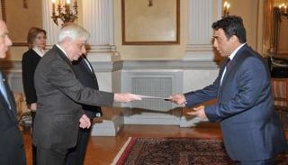 المنفي أثناء تقديمه أوراق اعتماده في اليونان 2018 - أرشيفية