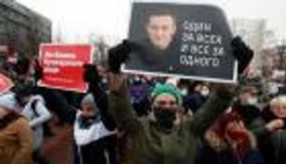 اعتقالات بين أنصار نافالني ودعوات لتعليق الاحتجاجات