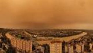 رمال الصحراء تلوّن سماء فرنسا بالأصفر