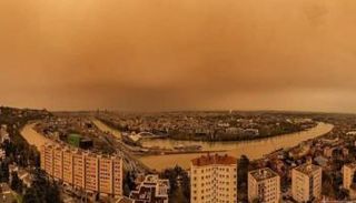 رمال الصحراء تلوّن سماء فرنسا بالأصفر البرتقالي