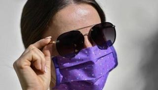 ارتداء الكمامة قد يتسبب في حدوث مشاكل بالبشرة لدى بعض الأشخاص