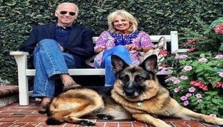 بايدن وزوجته وأمامهما كلبهما