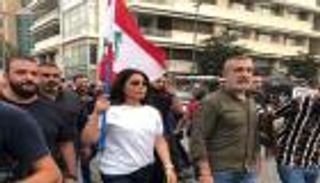 المطربة اللبنانية إليسا تستعيد وهجها "السياسي" بسلسلة تغريدات